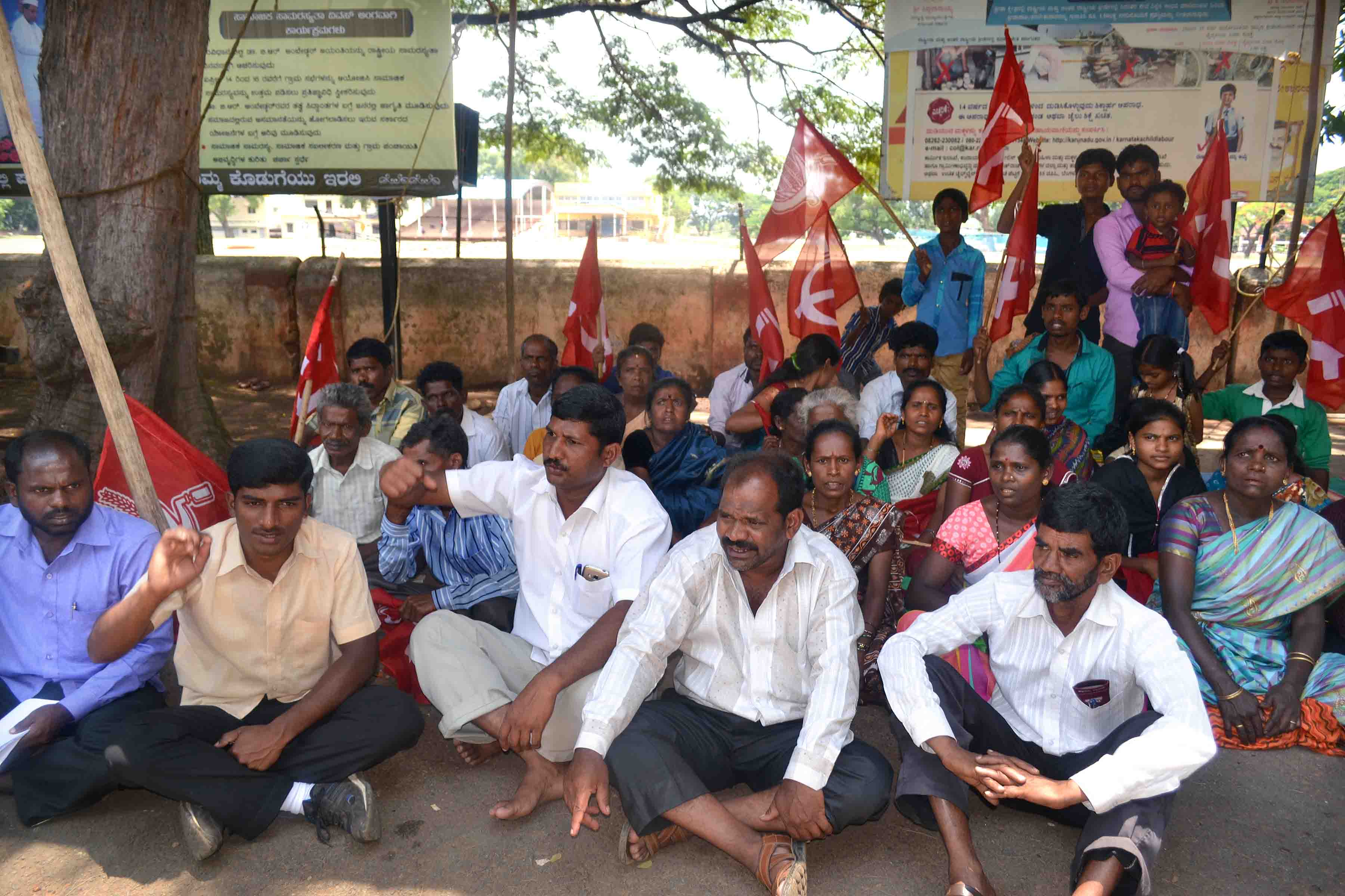 ಕುಡಿಯುವ ನೀರು, ಹಕ್ಕುಪತ್ರಕ್ಕಾಗಿ ಆಗ್ರಹಿಸಿ ಗ್ರಾಮಸ್ಥರ ಧರಣಿ
